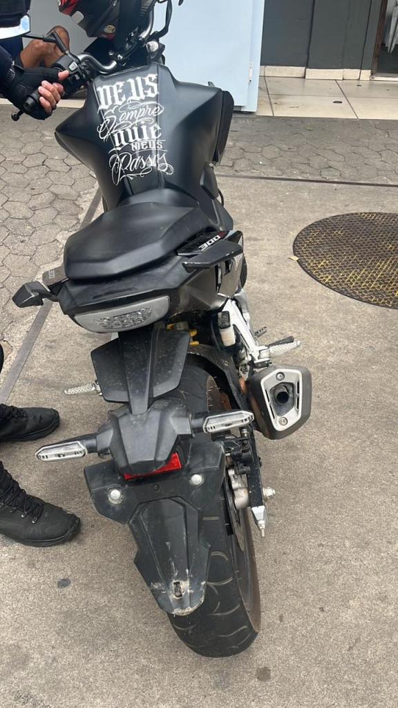 Foragido da Justiça foi recapturado durante patrulhamento preventivo; motocicleta envolvida em crime grave em Santana do Paraíso também foi apreendida