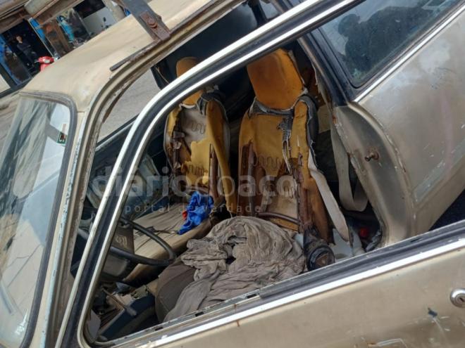 O carro estava bastante deteriorado e trafegava pela via ao ser abordado pelos policiais militares