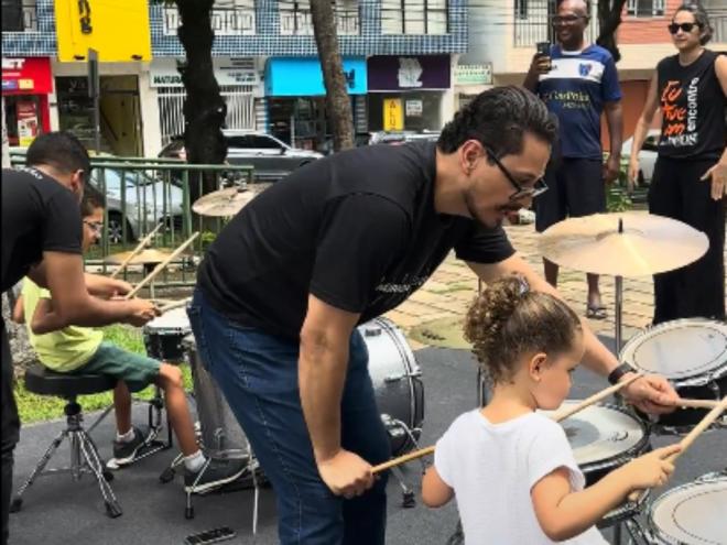 Os participantes poderão tocar instrumentos, participar de atividades interativas e vivenciar experiências musicais