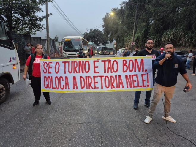 Manifestação reuniu representantes de sindicatos da região em defesa da implantação do turno 4x4 na usina siderúrgica 