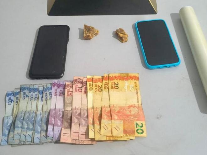 Crack, telefones e dinheiro recolhido com traficantes na avenida Maanaim 