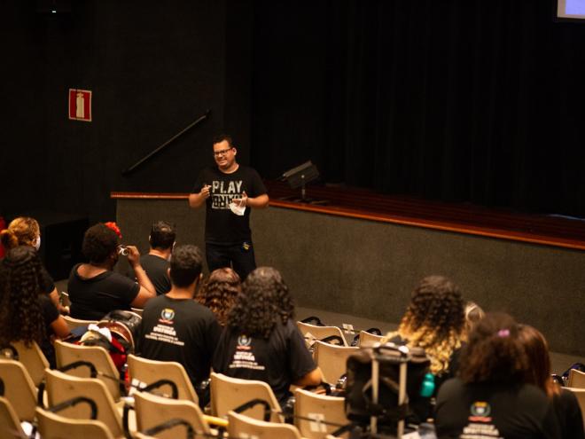 O projeto é voltado à valorização dos profissionais que atuam nos bastidores das artes cênicas