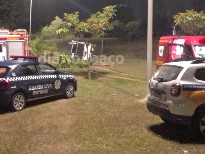 A picape ficou tombada sobre o corpo do jovem, que foi lançado para fora do veículo