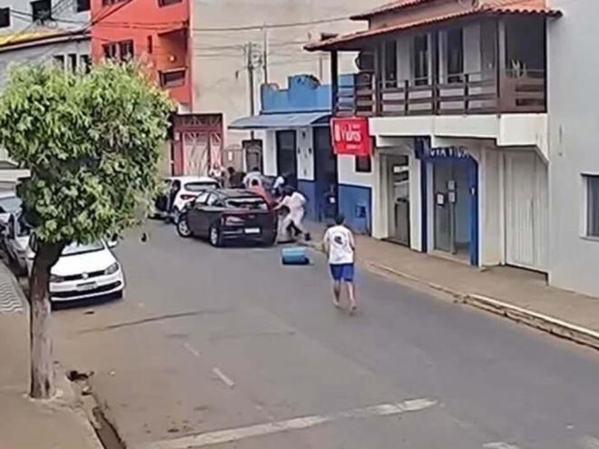 A decisão da Justiça também destaca que os acusados se deslocaram de outra cidade para a prática da ação violenta, surpreendendo as vítimas durante o evento comemorativo