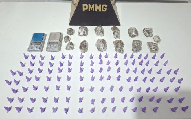 Policiais apreenderam cocaína, maconha e balança em imóvel abandonado; suspeito identificado conseguiu fugir durante a ação