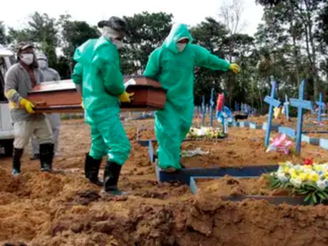 Impactoda da época da pandemia. Funcionários do Cemitério Tarumã na cidade de Manaus, sepultam mais uma vitima do covid-19 . Foto: Altemar Alcantara/Semcom/Prefeitura de Manaus