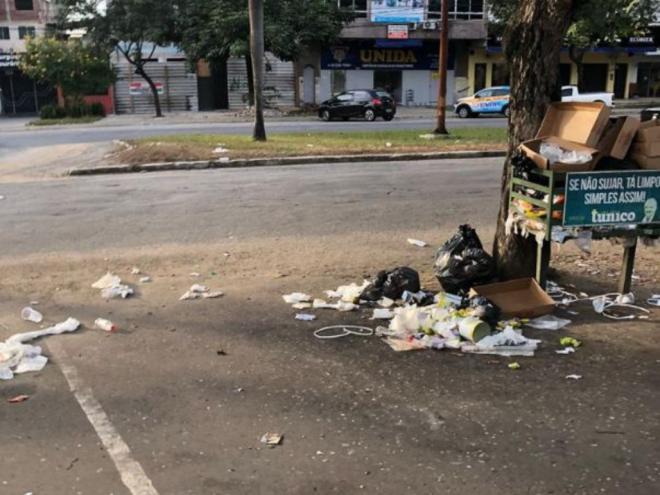 Acúmulo gera transtornos para quem passa pelo local 