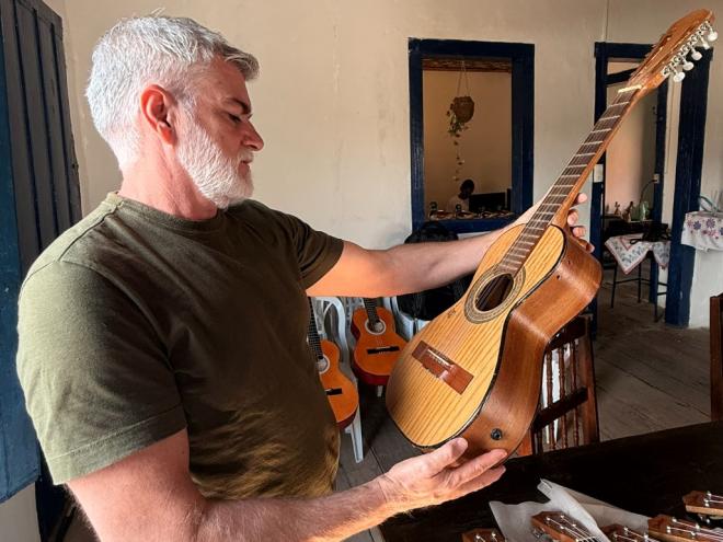 O luthier Pedro Alexandrino transforma madeira plantada em instrumento com identidade sonora