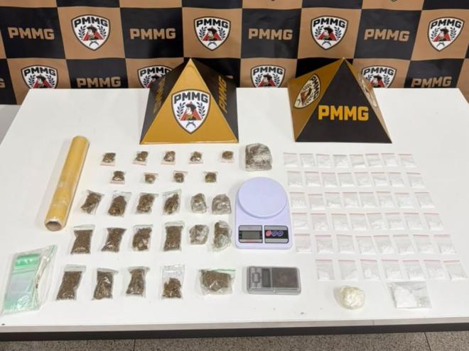Drogas, balança de precisão e outros materiais apreendidos pela Polícia Militar durante operação contra o tráfico em Coronel Fabriciano.