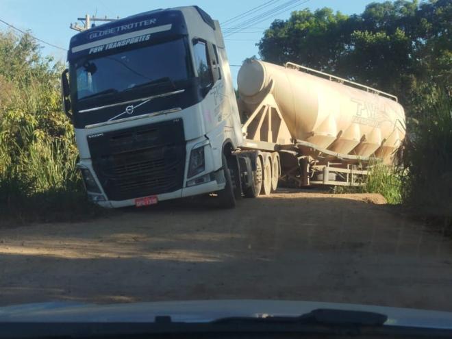 No começo da manhã,  esse Volvo cujo motorista tentava passar pela estrada das chácaras  acabou agarrado 