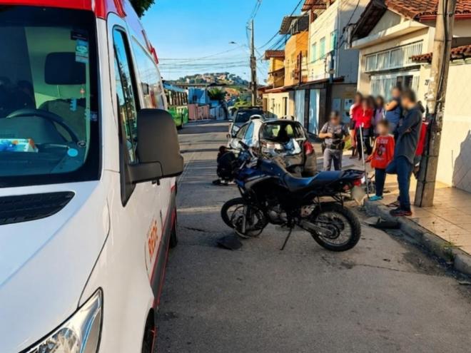Com o impacto, dianteira da Ténéré ficou com danos generalizados e a traseira do Ford Ka ficou destroçada 