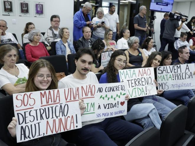 Defensores da preservação da área de mata estiveram presente no auditório da Câmara Municipal de Timóteo