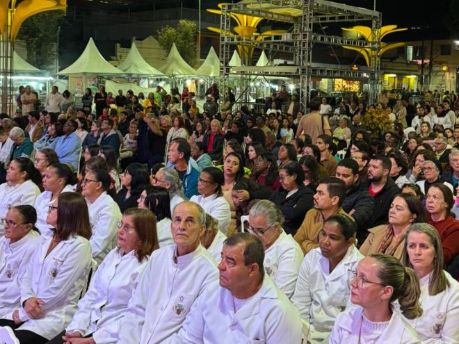 O momento marcou o 12º dia da Trezena de Santo Antônio e reuniu centenas de fiéis