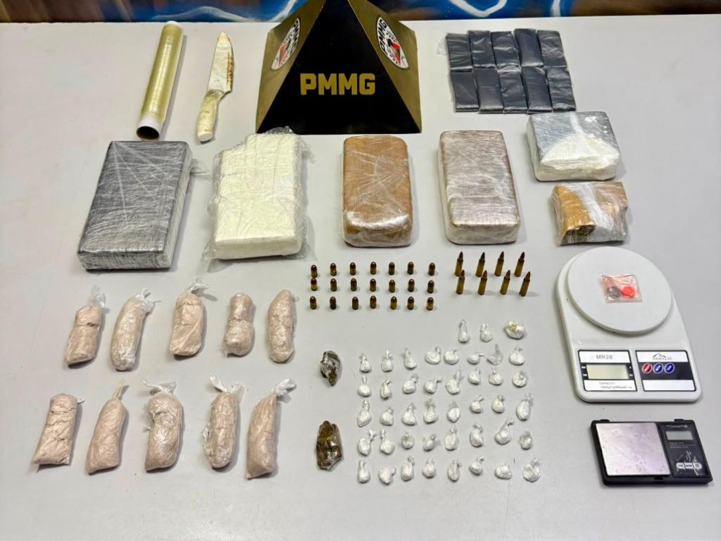 Entre os materiais apreendidos estão barras de cocaína, crack, munições de diferentes calibres e outros itens relacionados ao tráfico de drogas.