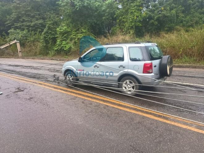 O trânsito ficou completamente parado devido a queda