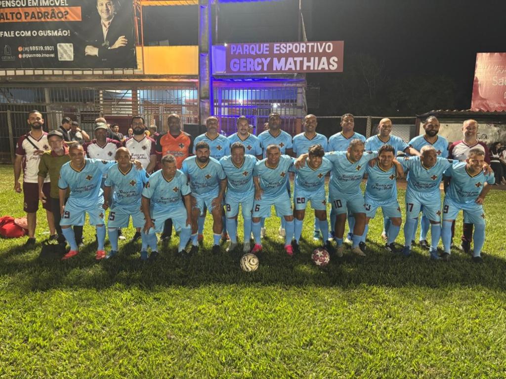 Os times usaram camisa comemorativa para a ocasião 