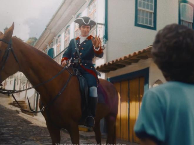 Uma criança, ao admirar a farda de Tiradentes, é conduzida a uma viagem pelos principais marcos da história da corporação militar