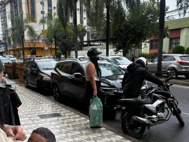 Infrações de trânsito se repetem em áreas centrais de Ipatinga, como veículos parados no ponto de ônibus no Centro