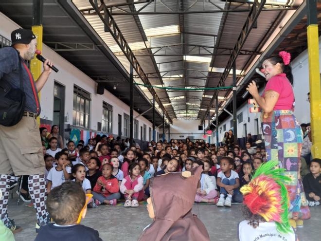 A contação de histórias ''Viva a Floresta Viva'' atraiu as atenções das crianças na abertura da programação