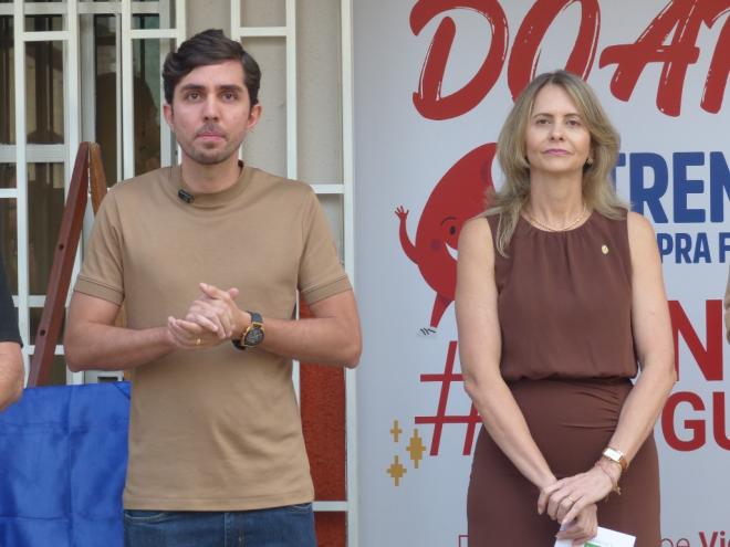O prefeito Gustavo Nunes e Kelly Nogueira, presidente da Hemominas, comemoraram a instalação do equipamento no município