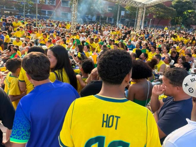 Torcedores lotaram a Praça 1º de Maio para acompanhar Brasil 2 X Japão 1 