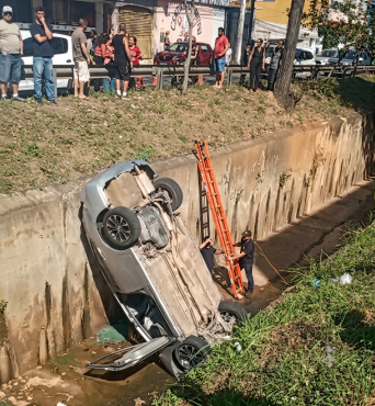 Motorista perdeu o controle e caiu na galeria 