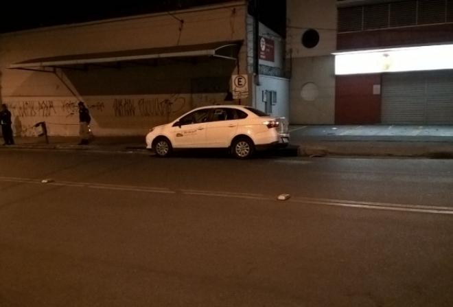 O táxi da vítima foi metralhado