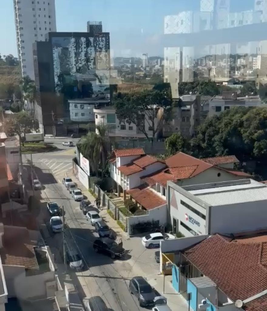 Durante a fuga, atravessou um ribeirão, invadiu residências e estabelecimentos comerciais, pulou muros e percorreu telhados até ser alcançado e contido pelos agentes no interior de uma residência no bairro Cidade Nobre