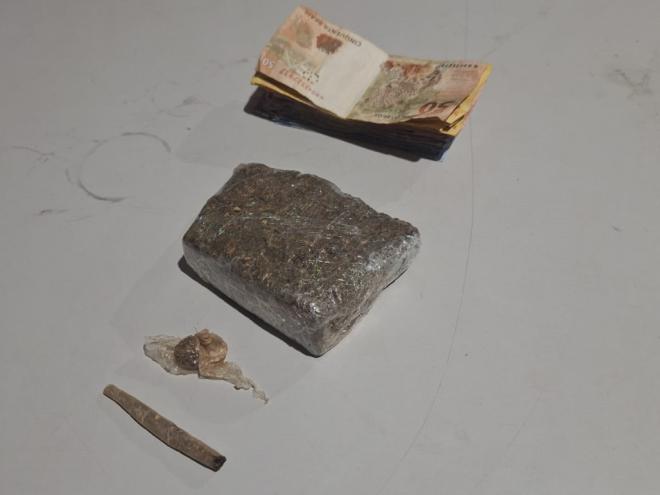 Nas diligências para encontrar os envolvidos, policiais apreenderam um tablete e porções de maconha, além de dinheiro 