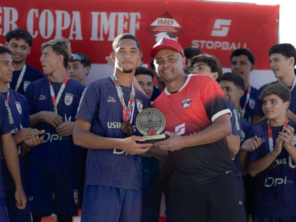 O zagueiro e capitão Pietro, eleito o melhor da competição em nível estadual 