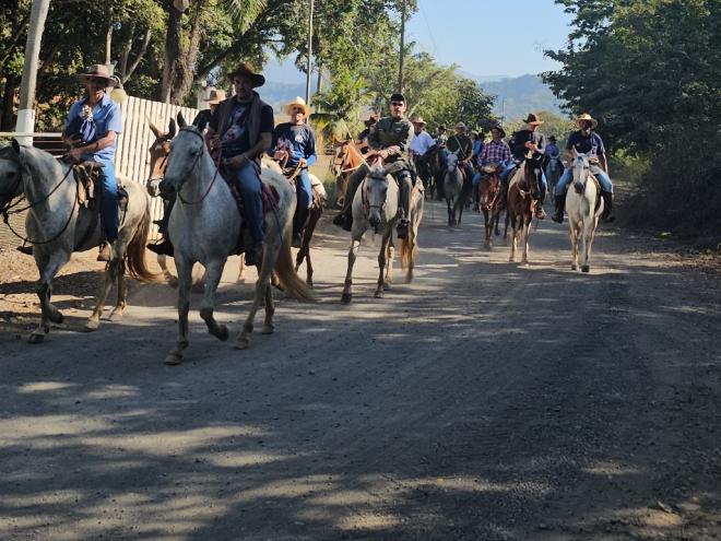 Levando a imagem de nossa senhora da Saúde, cavaleiros chegam ao povoado de Santa Rita de  Minas, depois de descer a serra do  Jacroá