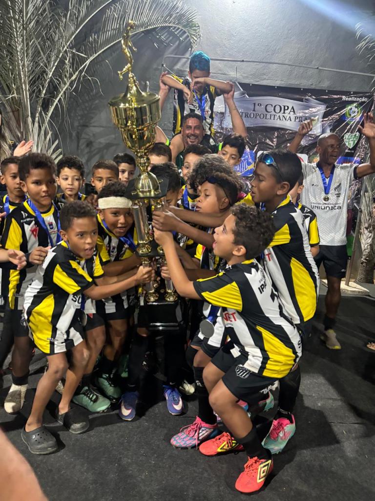O meninos do Sub-10 do União comemoraram com estilo o segundo lugar na Copa Metropolitana 
