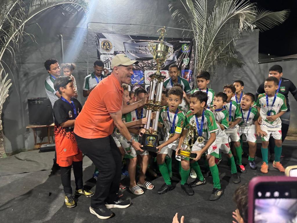 Festa para a garotada  do Sub-10 da Usipa ao levantar importante troféu da competição regional