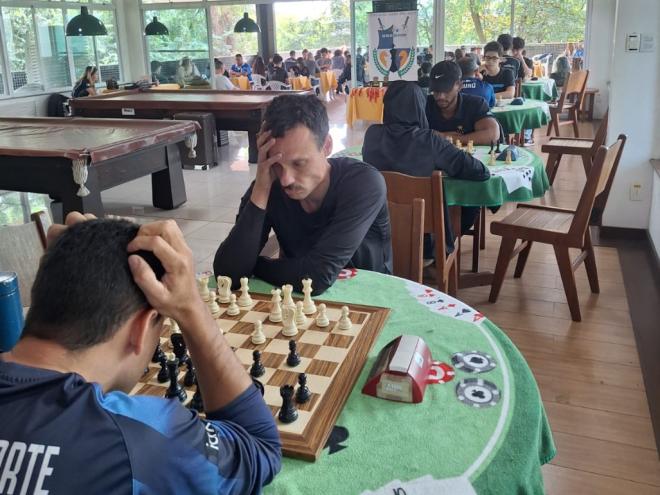  O torneio contou com 56 enxadristas inscritos, que disputaram seis rodadas,
