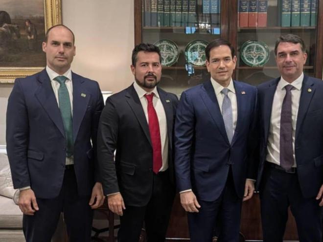 Eduardo Bolsonaro, Paulo Figueiredo, Marco Rubio e Flávio Bolsonaro - Secretário de Estado dos EUA revelou em publicação na rede X, na madrugada de quinta-feira (16), que o novo tarifaço é a primeira ação de interferência em prol de Flávio Bolsonaro (PL) na disputa contra Lula