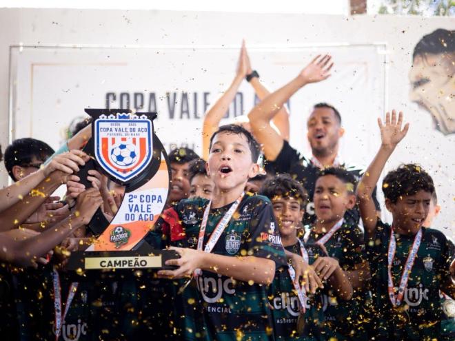 Após uma final emocionante, o time do Dois Toques levantou o troféu da categoria Sub-10