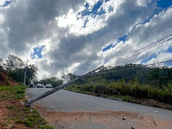 Poste partiu na base e cabos energizados ficaram pendurados sobre a pista 