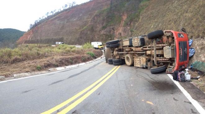 MG-120, estrada de Nova Era a Itabira, não tem acostamento e é repleta de curvas marcadas por acidentes toda semana 