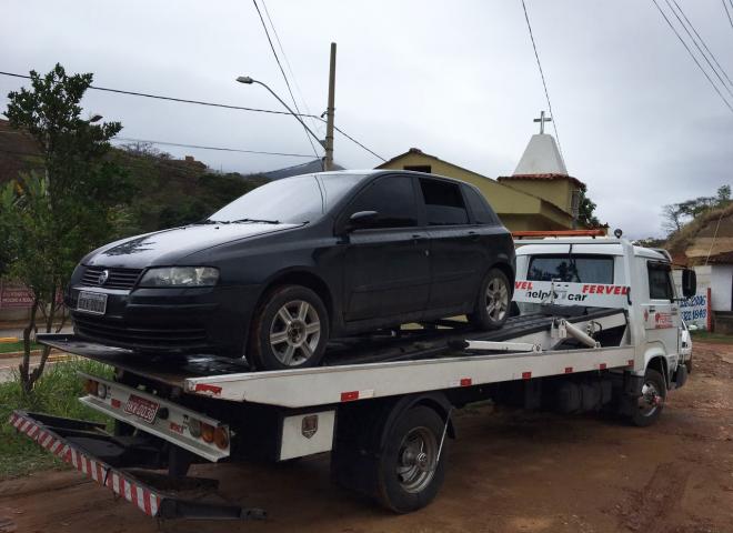 Veículo usado por quadrilha que roubava malote em Caratinga