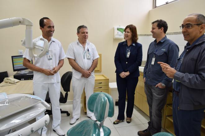 Adriana Quintela com os gerentes do COI, Alcimar Andrade e Gilson Barbosa, o médico André Alves e o diretor Roberto Maia 