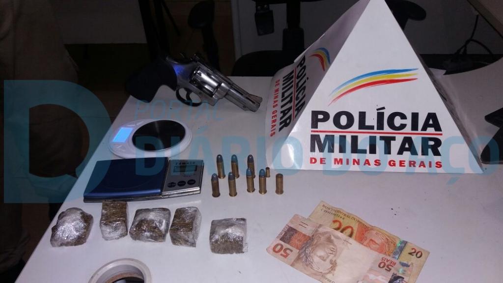 Porções de maconha, munição, revólver calibre 38 e uma balança de precisão foram apreendidos com o suspeito