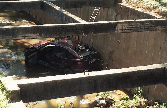 Carro caiu dentro da galeria do córrego Bom Jardim