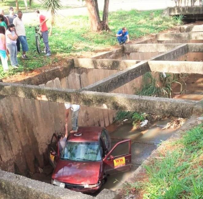 Causas do acidente ainda são desconhecidas; motorista apenas informou que perdeu o controle 