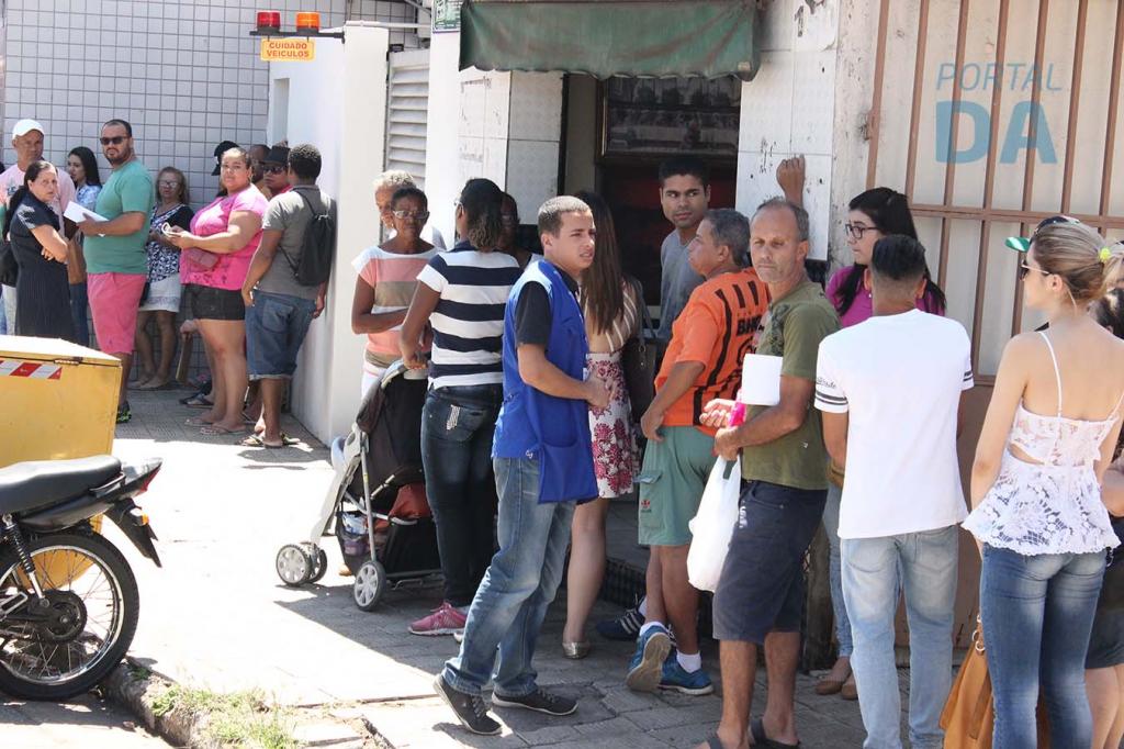 Às dez horas já havia clientes na fila 