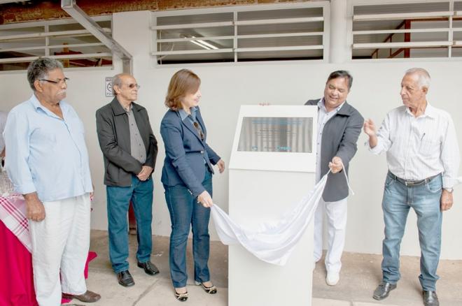 Descerramento de placa de inauguração com representantes do COI e AAPT 