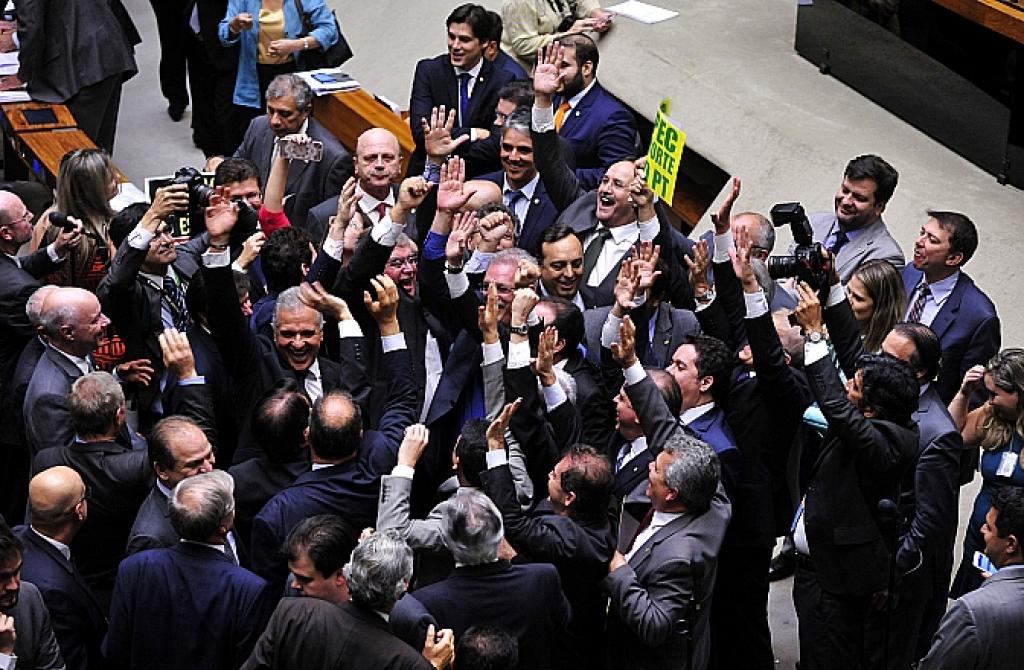 Bancada governista comemora a vitória na aprovação da PEC 241