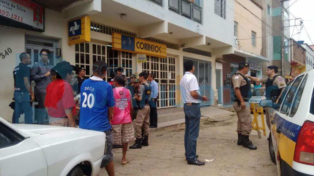 O local do assalto, na área central de Dom Cavati, foi cercado pelos policiais