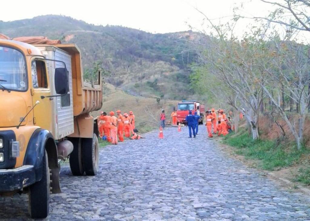 Homens trabalhavam na limpeza da estrada do Pico Ibituruna