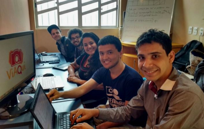 Equipe da startup A2Portais durante o trabalho