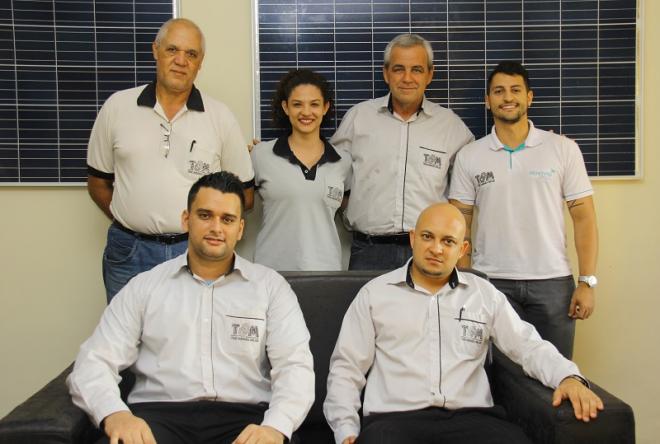 Os sócios Toniangelo Vieira e Marcelo Duarte (sentados) com a equipe de trabalho